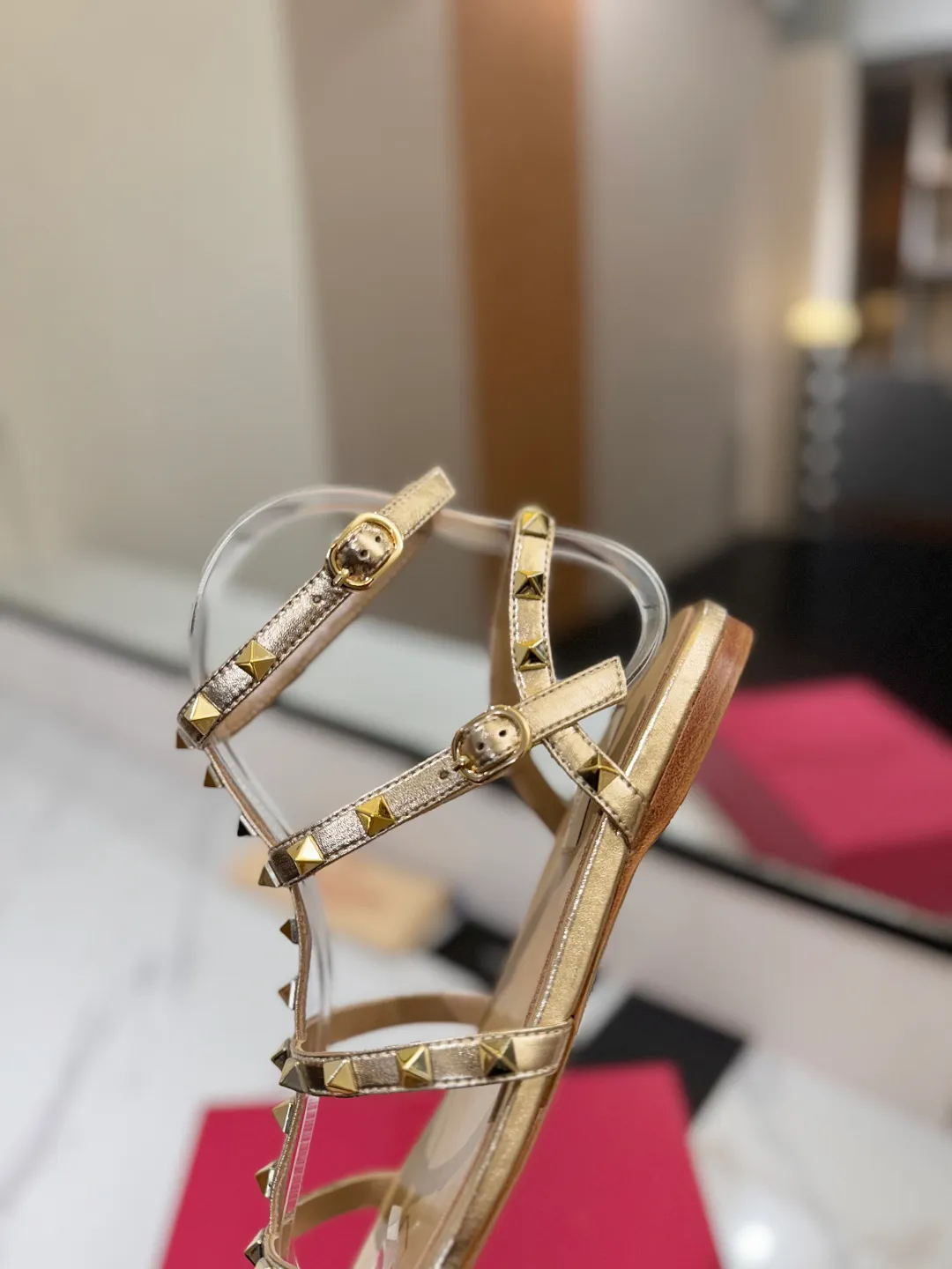 👟👟Ex-factory price 520👟👟 Valentino/Valentino rivet VT classic ankle-wrap rivet sandals, timeless 🆕 deeply rooted in people's hearts❤️A must-have item that never goes out of style🫰top replica! The side curves are perfect, the original molded custom-made rust-free rivets, and the textured hardware bring out a full sense of high-end, giving you a genuine foot feel! The first choice for high-end customers❤️ [Material] Upper: Original imported customized cowhide Inner lining: Original imported goatskin Outsole: Imported pearlescent leather outsole Code number: 35-39 [34, 40, 41, 42 are custom-made and cannot be returned or exchanged]